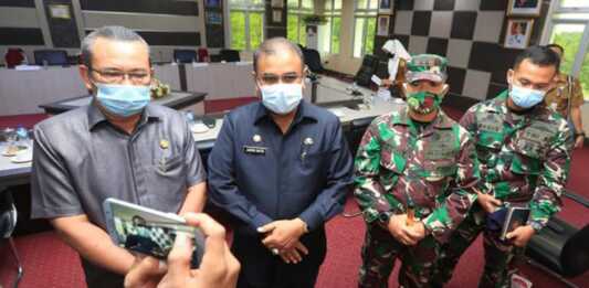 Ketua DPRD Karimun M Yusuf Sirat bersama Bupati Aunur Rafiq, Danlanal dan perwakilan Lanal Karimun ketika diwawancarai. Yusuf Sirat hadiri rakor new normal. (foto: Istimewa)