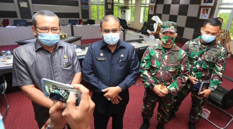 Ketua DPRD Karimun M Yusuf Sirat bersama Bupati Aunur Rafiq, Danlanal dan perwakilan Lanal Karimun ketika diwawancarai. Yusuf Sirat hadiri rakor new normal. (foto: Istimewa)