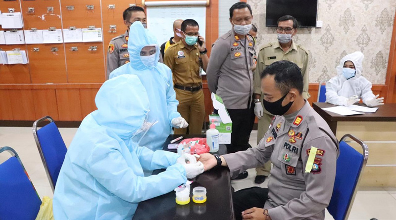 Polres Karimun melaksanakan rapid test terhadap seluruh personel, Selasa (28/7/2020) menyusul informasi seorang kapolsek di terinfeksi virus corona. Respon Kapolres Karimun soal seorang kapolsek terpapar COVID-19. (foto: Dok. Humas Polres Karimun)