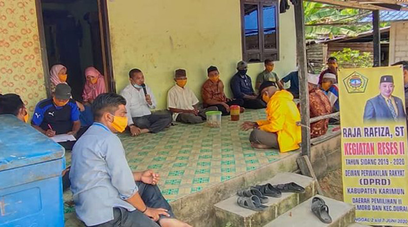 Anggota DPRD Karimun Raja Rafiza reses dengan protokol kesehatan untuk mencegah COVID-19. (foto: istimewa)