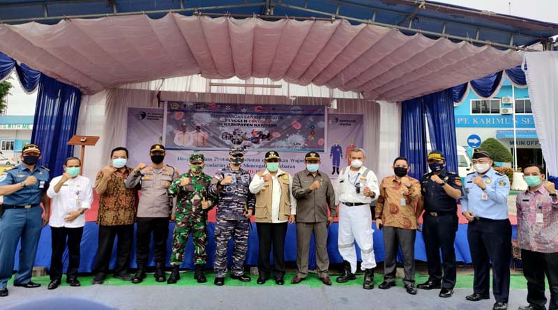 Bupati Karimun resmikan Sembawang tangguh COVID-19. Bupati Karimun Aunur Rafiq bersama sejumlah pejabat dan manejemen PT KSS berfoto bersama. (foto: yra)