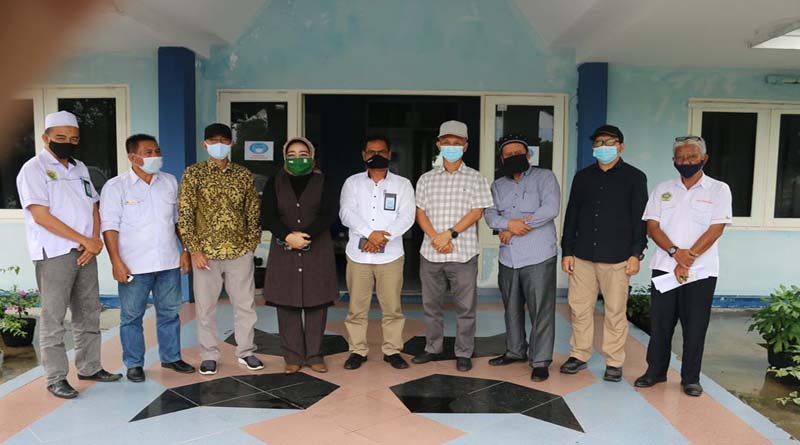 Komisi 2 sidak dua BUMD Karimun, PD KKM dan PD BPR Karimun. Foto: Rombongan Komisi 2 DPRD Karimun berfoto bersama direksi dan staf PT Karya Karimun Mandiri (KKM). (foto: Dok. Humas DPRD Karimun)