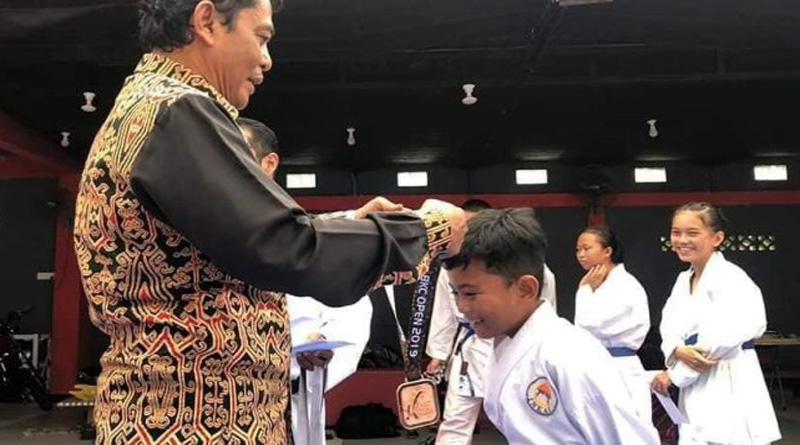 Zaizulfikar melakukan pendampingan terhadap anak-anak muda pemain karate. Zaizulfikar ajak generasi muda berolahraga cegah COVID-19. (foto: istimewa)