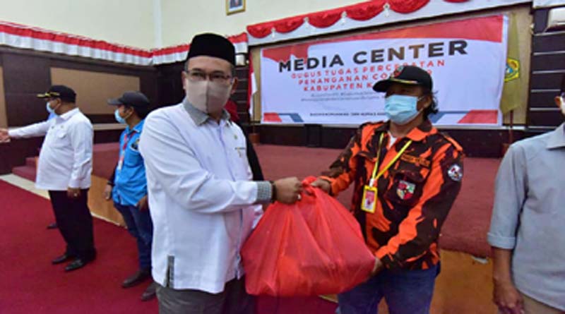 Ketua DPRD Karimun M Yusuf ikut secara simbolis menyerahkan bantuan dari PT Saipem. (foto: Dok. Humas Pemkab Karimun)