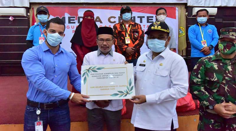 Ketua DPRD Karimun M Yusuf Sirat (tengah), Bupati Karimun Aunur Rafiq dan Branch Manager PT Saipem Indonesia Karimun Branch berfoto bersama usai penyerahan secara simbolis bantuan paket sembako. YUsuf Sirat ajak perusahaan bantu warga terdampak COVID-19. (foto: dok. Humas Pemkab Karimun)