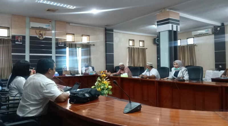 Hearing antara Komisi 1 DPRD Karimun dengan PLN ULP Tanjung Balai Karimun. Dalam hearing ini, ada empat usulan Komisi 1soal tagihan listrik. (Foto: yra)