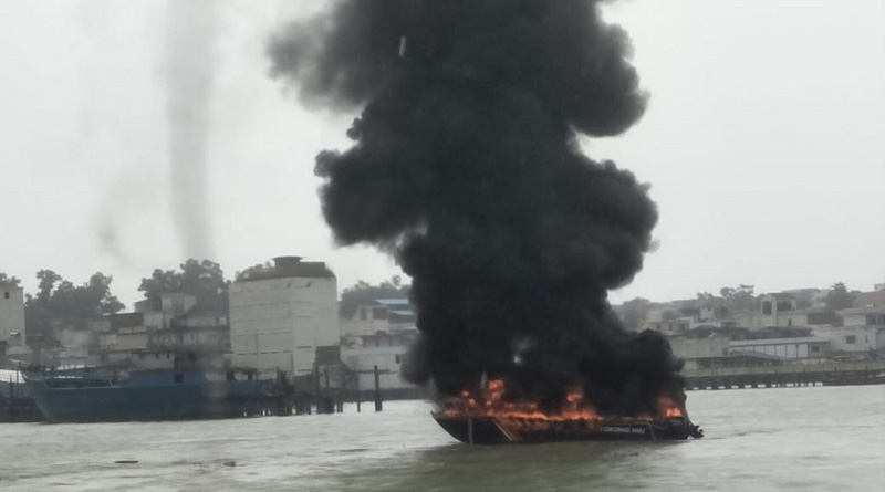Kapal BPPD Karimun terbakar, tiga ABK dilarikan ke rumah sakit. Tampak asap hitam mengepul dari kapal patroli Badan Pengelola Perbatasan Daerah (BPPD) yang terbakar, Kamis (23/7/2020). (foto: yra)