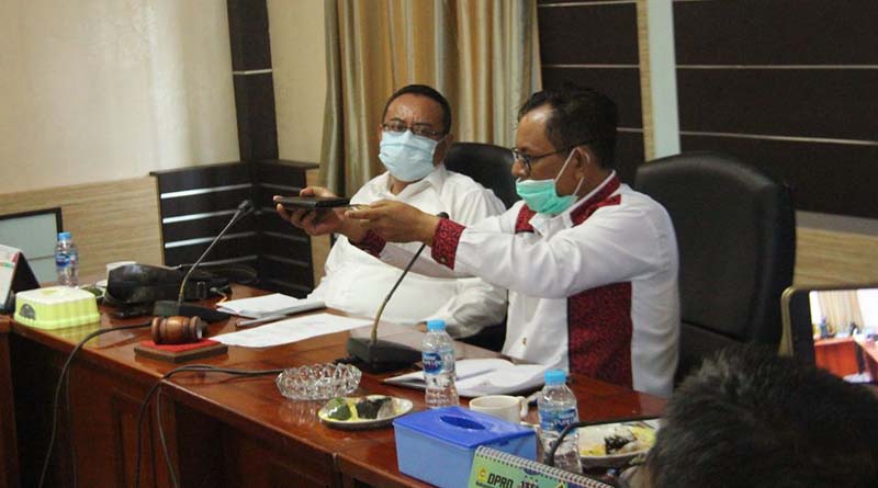 Wakil Ketua DPRD Karimun Rasno (kanan) menjelaskan kronologis tabrakan antara pompong yang dinaikinya dengan tugboat Veguita Dolphin, didampingi Ketua Komisi 3 Ady Hermawan. (foto: Dok. Humas DPRD Karimun).