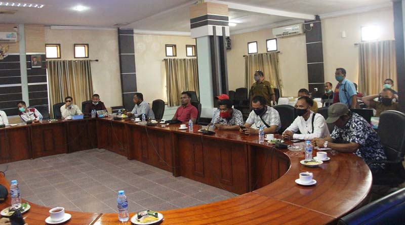 Perwakilan dari nelayan mengikuti hearing dengan Komisi 3 terkait tabrakan dengan Tugboat Veguita Dolphin. (foto: Dok. Humas DPRD Karimun)