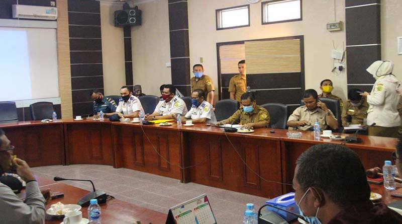Perwakilan dari KSOP, Dinas Perikanan dan Dinas Perhubungan Karimun mengikuti hearing dengan Komisi 3. (foto: Dok. Humas DPRD Karimun)