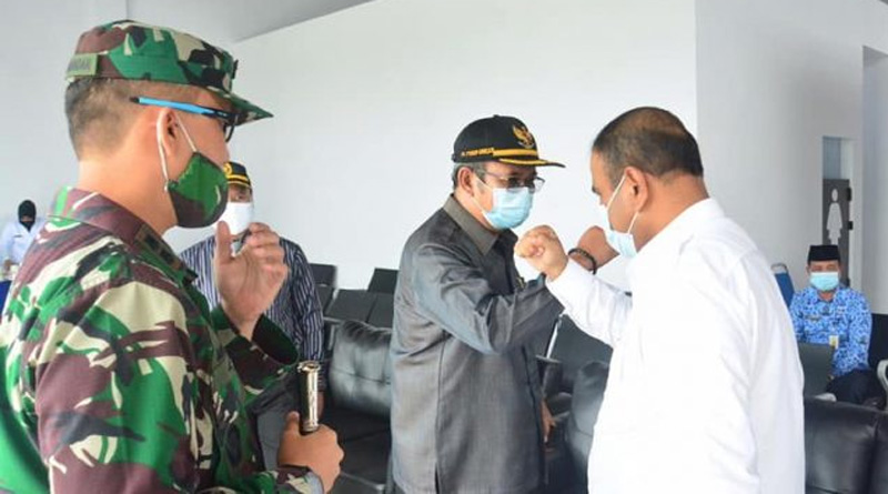 Ketua DPRD Karimun M Yusuf Sirat berjabat tangan ala COVID-19 dengan Bupati Karimun ketika menyambut kedatangan Pangkoarmada I Laksamana Muda TNI Ahmad Heri Purwono di Bandara Raja Haji Abdullah. Ketua DPRD apresiasi kunjungan perdana Pangkoarmada. (foto: istimewa)