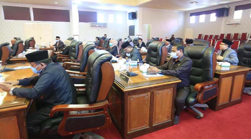 Para anggota DPRD Karimun mengikuti rapat paripurna LKPJ Bupati Tahun 2019. (foto: Dok. Humas Pemkab Karimun)