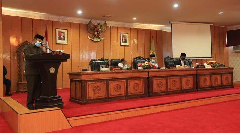 Bupati Karimun Aunur Rafiq menyampaikan LKPJ Tahun 2019. (foto: Dok. Humas Pemkab Karimun)