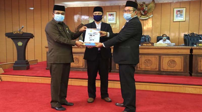 DPRD menggelar paripurna LKPJ Bupati Karimun 2019. Tampak Ketua DPRD Karimun M Yusuf Sirat didampingi Wakil Ketua Syafri Sandi menerima Rancangan Perda LKPJ Bupati Karimun Tahun 2019 dari Bupati Aunur Rafiq (foto: Dok. Humas Pemkab Karimun)
