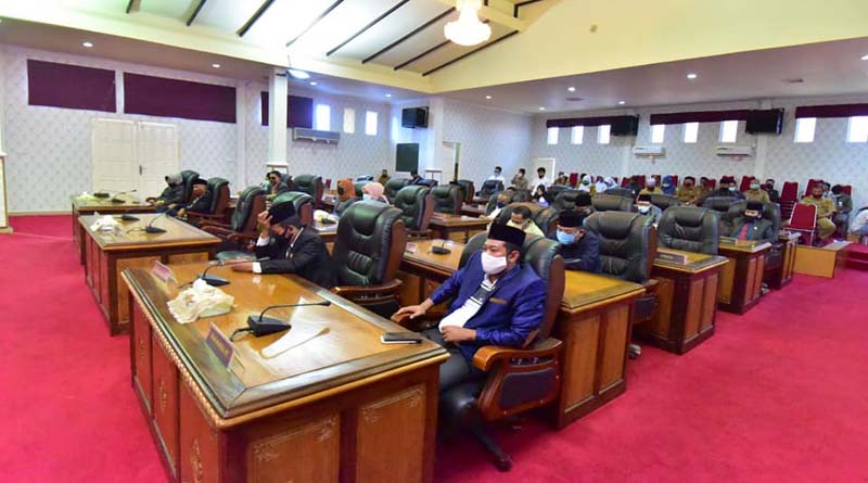 Para anggota DPRD Karimun mengikuti rapat paripurna penyampaian laporan pansus LKPj Bupati Karimun 2019. (foto: Dok Humas Pemkab Karimun)