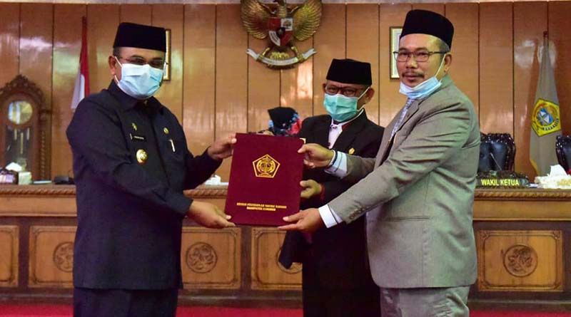 Ketua DPRD Karimun M Yusuf Sirat didampingi Wakil Ketua Rasno menyerahkan naskah rekomendasi Pansus LKPj Bupati Karimun kepada Bupati Aunur Rafiq.(foto: Dok. Humas Pemkab Karimun)