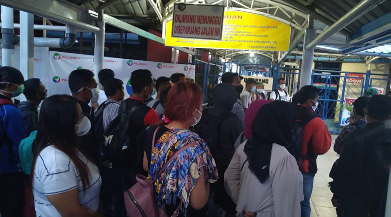 Pekerja migran beralih profesi demi bertahan hidup, setelah pandemi COVID-19 memaksa mereka pulang ke Karimun meninggalkan negara tempat mereka bekerja. Ilustrasi: Pekerja migran Indonesia di pelabuhan internasional Tanjung Balai Karimun. (foto:yra)