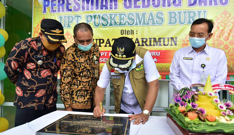 Bupati Karimun meresmikan Puskesmas Kecamatan Buru, Kamis (16/7/2020) ditandai dengan penandatanganan prasasti oleh Bupati Karimun Aunur Rafiq disaksikan Kepala Dinas Kesehatan Rachmadi (kanan), Camat Buru Helmi dan Kepala UPT Puskesmas Buru. (foto: Dok. Humas Pemkab Karimun)