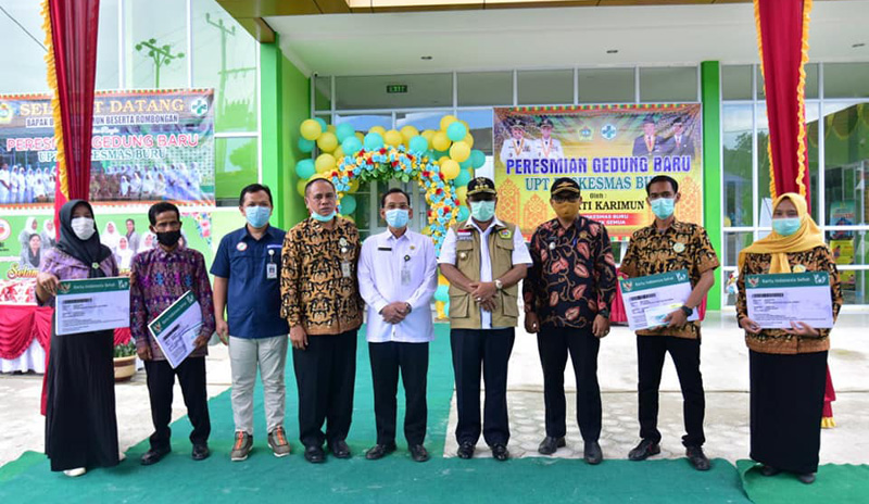 Berfoto bersama usai meresmikan gedung UPT Puskesmas Buru.
