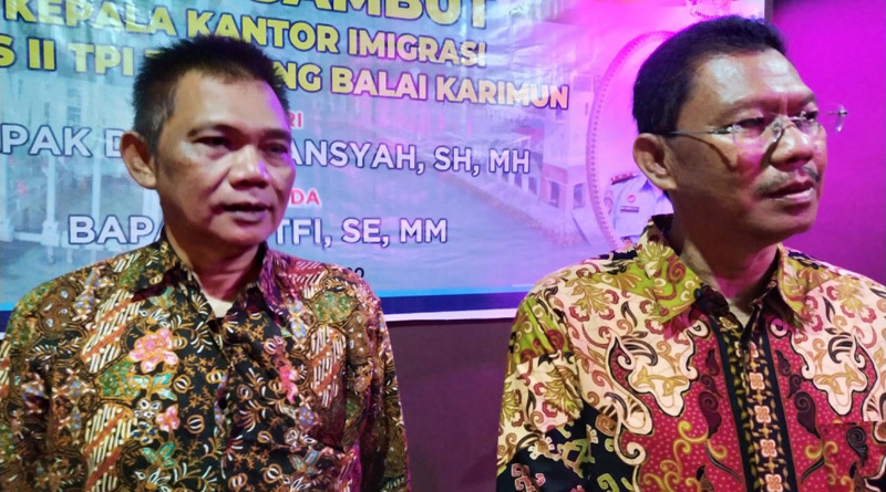 Pisah sambut Kepala Kantor Imigrasi Karimun berlangsung haru. Kepala Kantor Imigrasi Karimun yang baru, Lutfi (kiri) dan kepala yang lama Darmunansyah. (foto:yra)
