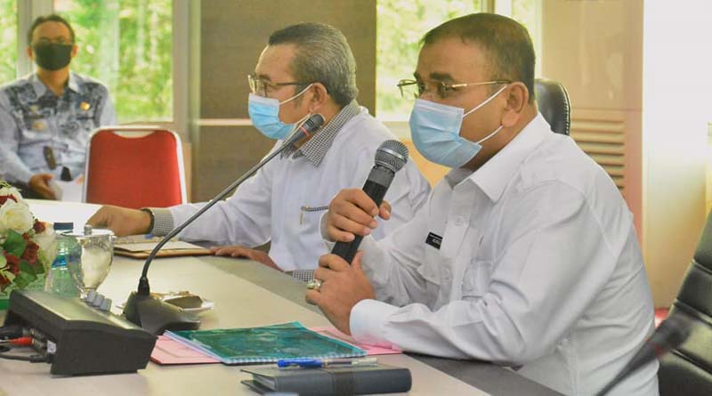 Bupati Karimun dan Ketua DPRD Karimun Yusuf Sirat memimpin rapat fase new normal COVID-19. Yusuf Sirat minta protokol kesehatan diperketat. (foto: Dok. Humas Pemkab Karimun)