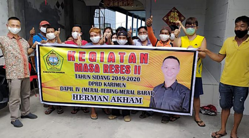Anggota DPRD Karimun Herman alias Akham serap aspirasi masyarakat dalam reses II Tahun Sidang 2019-2020. Herman alias Akham berfoto bersama konstituennya. (foto: istimewa)