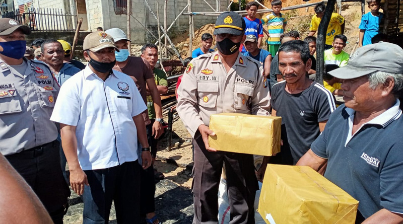 Camat Moro Khaidir bersama Kapolsek Moro saat mengunjungi korban kebakaran. Empat keluarga mengungsi akibat kebakaran di Moro. (foto: istimewa)