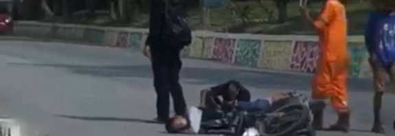 Lakalantas di Karimun melibatkan remaja bonceng tiga. Tampak sepeda motor yang dikendarai remaja tersebut tergeletak usai tabrakan dengan truk pengangkut air.