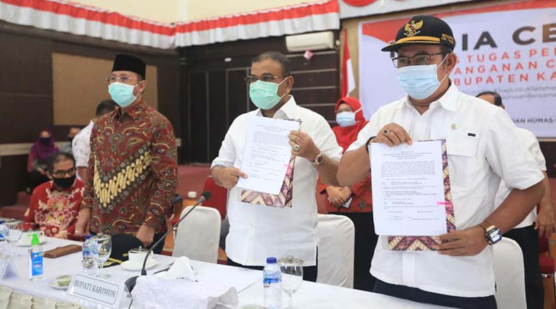 Ketua DPRD Karimun apresiasi opini WTP delapan kali beruntun. Foto: ka-ki: Ketua DPRD Karimun M Yusuf Sirat, Bupati Karimun Aunur Rafiq dan Wakil Bupati Anwar Hasyim. (foto: Humas Pemkab Karimun)