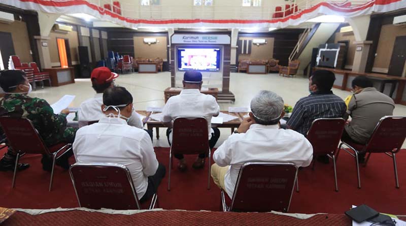 Video conference rakor penanganan COVID-19 bersama Plt Gubernur Kepri. (foto: Dok. Humas Pemkab Karimun)