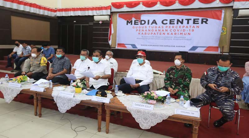 Bupati Karimun Aunur Rafiq (tengah) memimpin rakor penanganan COVID-19 bersama Plt Gubernur Kepri. (foto: Dok. Humas Pemkab Karimun)