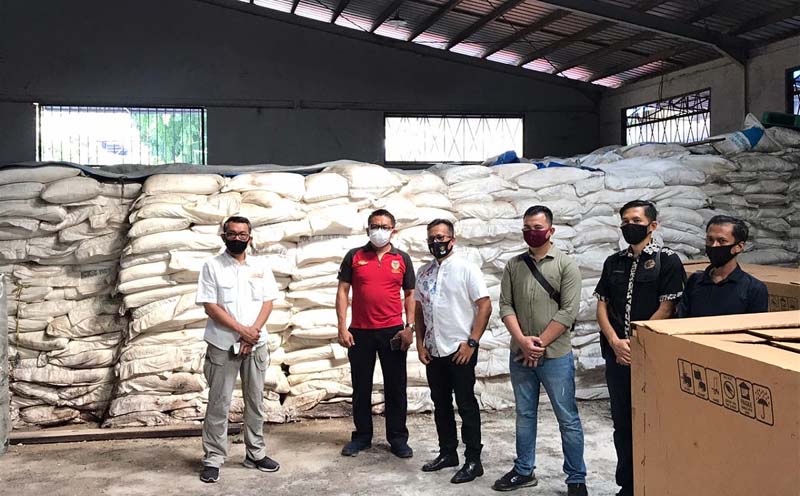 Tim dari Polda Kepri bersama petugas BC dan Kejari Karimun meninjau barang bukti amonium nitrate yang disimpan di gudang Kanwil DJBC Khusus Kepri di Meral, Karimun. BC Kepri: penyimpangan 17.936 karung amonium nitrate sesuai prosedur. (foto: Dok. Humas BC Kepri)