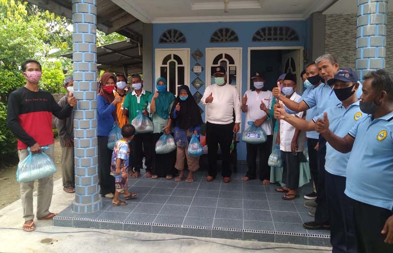 Berfoto bersama usai penyerahan bantuan paket sembako. (foto: istimewa)