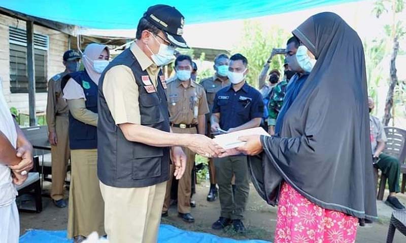 Bupati Inhil salurkan bantuan untuk korban kebakaran. (foto: abdullah)
