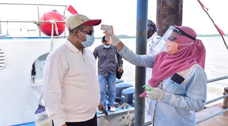 Bupati Karimun Aunur Rafiq dicek suhu tubuhnya usai melakukan perjalanan ke pulau. Cegah corona, tempat hiburan Karimun kembali ditutup. (foto: yra)