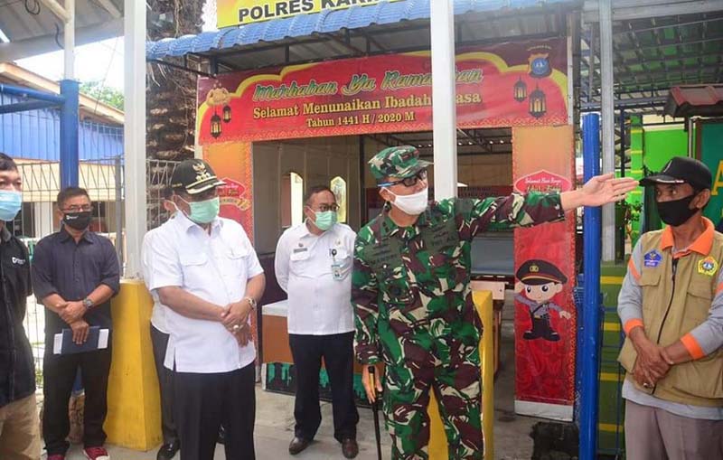 Bupati Karimun pastikan penerapan protokol kesehatan di Pelabuhan Domestik Tanjung Balai Karimun. (foto: Dok. Humas Pemkab Karimun).