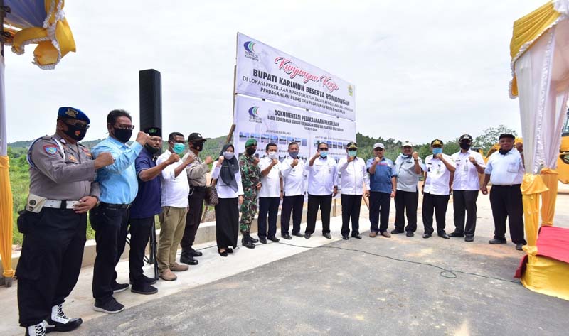 Berfoto bersama usai peresmian pembangunan dua infrastuktur jalan pendukung perekonomian daerah.