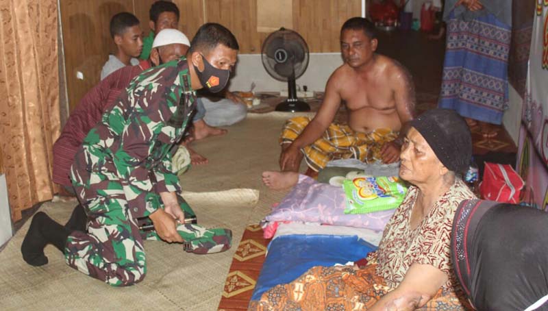 Dandim Inhil mengunjungi korban kebakaran di Desa Teluk Pantaian, Senin (24/8/2020) sore. (foto: abdullah)