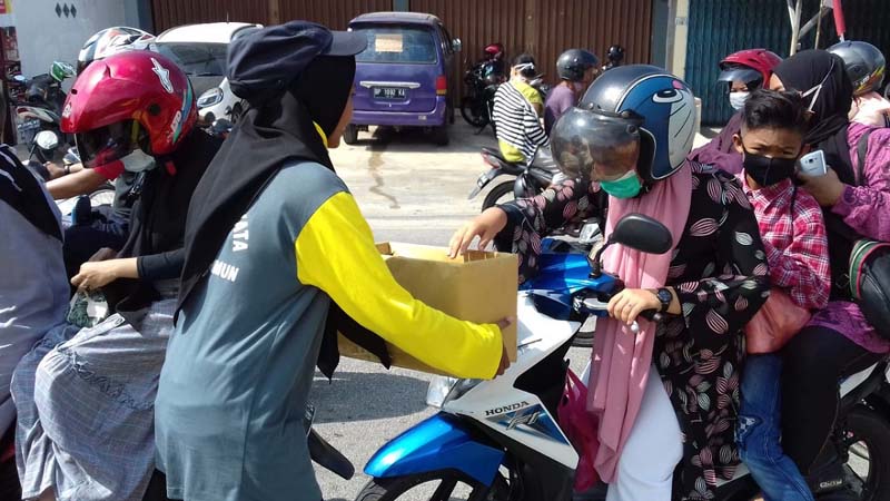 Mahasiswa KKN Universitas Karimun menggalang dana di jalan. (foto: Istimewa)