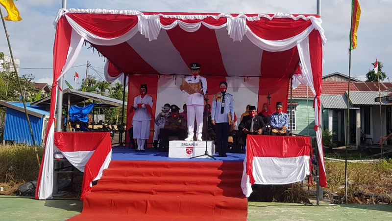 Kepala Desa Belantaranya, Kecamatan Gaung, Kabupaten Indragiri Hilir, Provinsi Riau, Hasbullah memimpin upacara Dirgahayu RI ke-75. Di tengah COVID-19, Desa Belantaranya tetap gelar upacara Dirgahayu RI ke-75. (foto: Habibie)