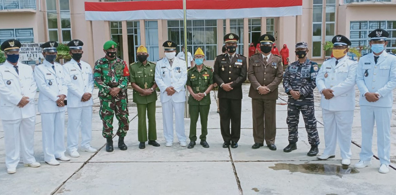Camat Moro: bingkisan bentuk penghargaan kepada veteran. Camat Moro Khaidir berfoto bersama Uspika, veteran dan kepala desa usai upacara Detik-detik Proklamasi. (foto: istimewa)