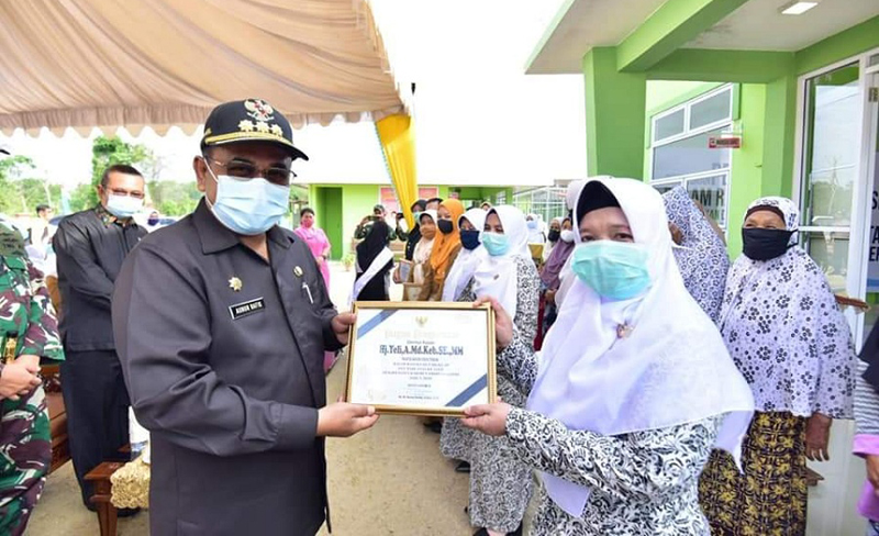 Peringatan Harganas dan Hari Kesatuan Gerak PKK. Bupati Karimun Aunur Rafiq memberikan penghargaan. (foto: Dok. Humas Pemkab Karimun)