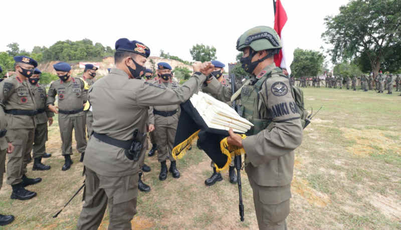 Kapolda Kepri Irjen Pol Aris Budiman melepas personel Sat Brimob ke Papua. Seratus personel Brimob dari Kepri diberangkatkan ke Papua. (Foto: Dok Humas Polda Kepri)