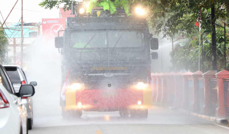 Polres Karimun kembali lakukan penyemprotan disinfektan skala besar menyusul bertambahnya pasien COVID-19 di daerah setempat.