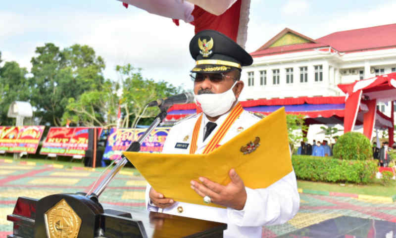 Bupati Karimun Aunur Rafiq memimpin upacara Detik-detik Prokalamasi HUT RI ke-75. HUT RI di tengah pandemi, Bupati Karimun: Mari berdoa wabah ini segera berlalu. (foto: yra)