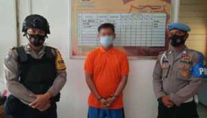 IMG-20200825-WA004220200825 Usai kawa kabur tunangan, DS ditahan polisi karena kasus penipuan. DS saat ditahan polisi. (JurnalTerkini.id/yogi)