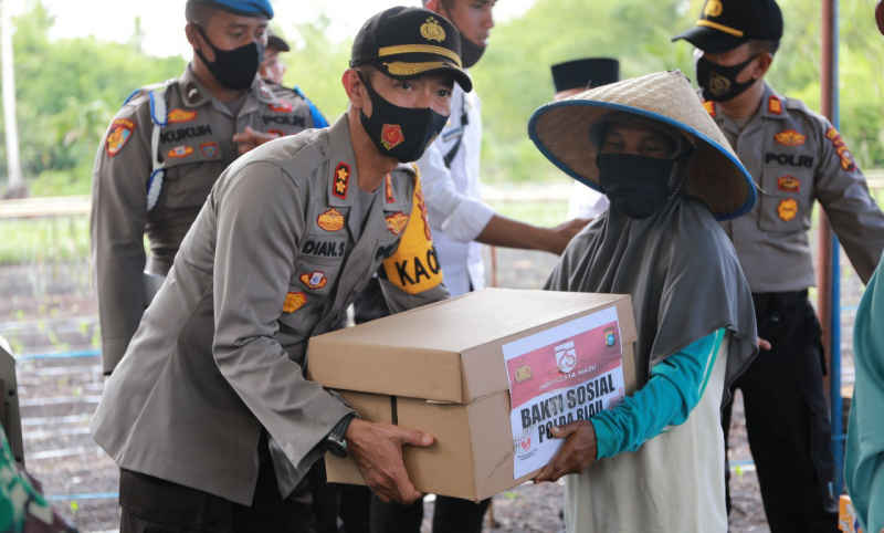 Kapolres Inhil AKBP Dian Setyawan menyerahkan bantuan di sela zoom meeting peresmian Jaga Kampung Nusantara. Jaga Kampung Nusantara di Riau berdayakan 94 kelompok tani. (Foto: Abdullah)