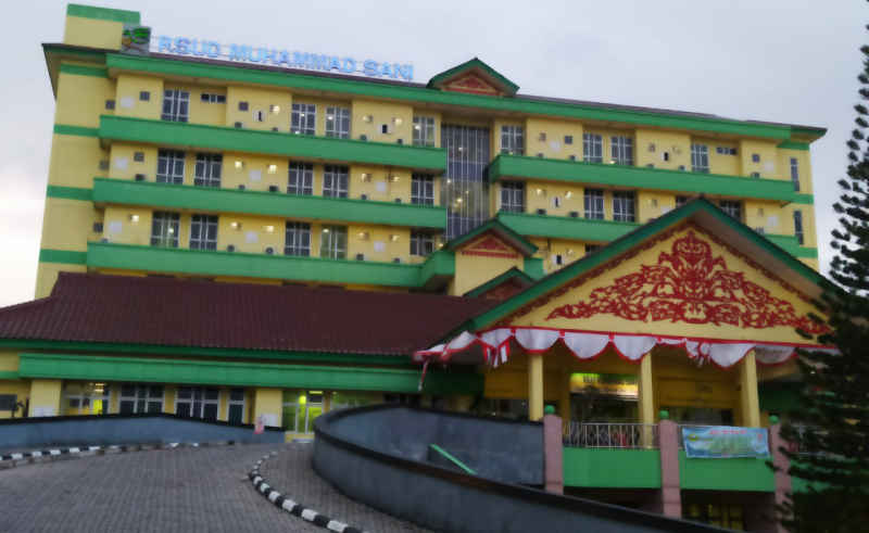 IMG-20200826-WA006420200826 RSUD Muhammad Sani, rumah sakit rujukan pasien COVID-19. Seorang warga Harjosari dinyatakan positif COVID-19. (foto: yra)