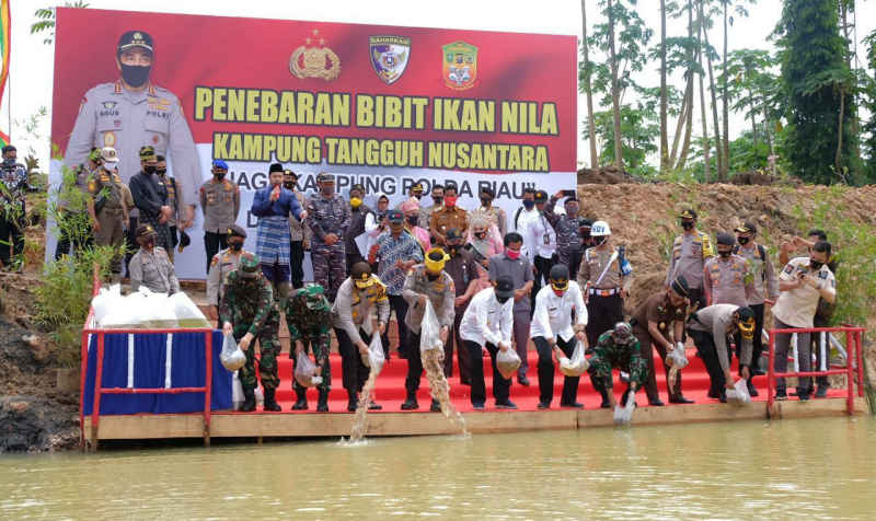 Kabaharkam apresiasi keberhasilan Program Jaga Kampung Polda Riau. Kabaharkam Polri Komjen Pol Agus Andrianto ketika mengunjungi program penyebaran bibit ikan nila. (Foto: Dok. Humas Polda Riau.
