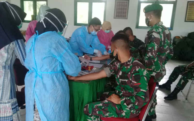 Puluhan prajurit Kodim 0314/Inhil jalani rapid test COVID-19. (Foto: Abdullah)